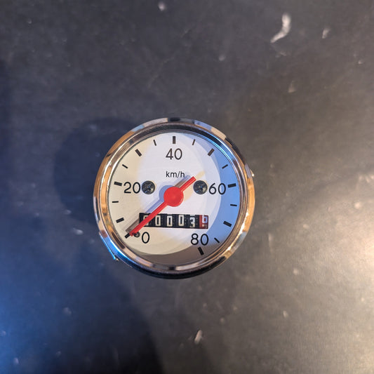 Compteur de vitesse ancien blanc 0 à 80 km h avec aiguille rouge