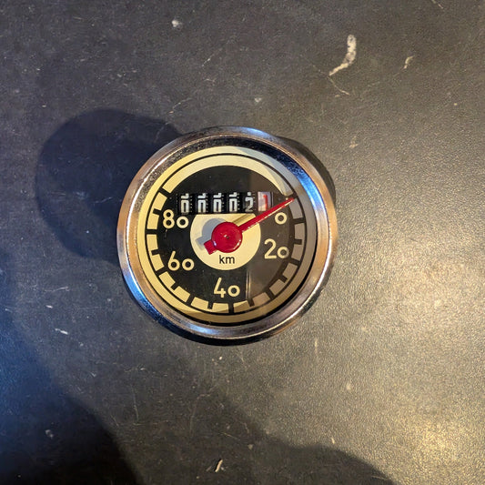 Compteur kilométrique ancien noir crème 20 à 80 km avec aiguille rouge