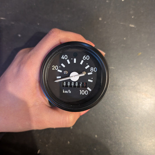 Compteur de vitesse ancien noir 0 à 100 km h avec totaliseur kilométrique